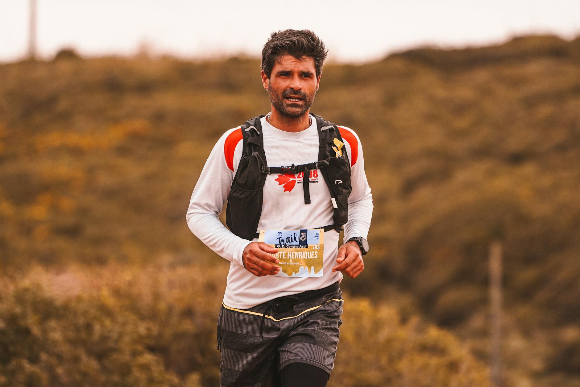 Jak zacząć bieganie w lesie – praktyczny przewodnik dla początkujących Biegacz na leśnej ścieżce podczas terenowego maratonu